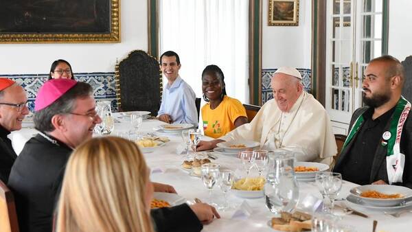 Francisco almorzó con diez jóvenes participantes de la JMJ Lisboa Francisco almorzó con diez jóvenes participantes de la JMJ Lisboa