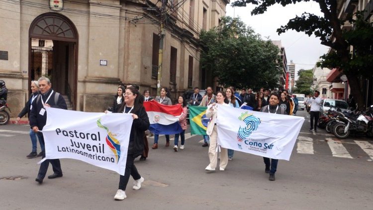 Francisco anima a los jóvenes latinoamericanos a abrir el corazón a Jesús Francisco anima a los jóvenes latinoamericanos a abrir el corazón a Jesús
