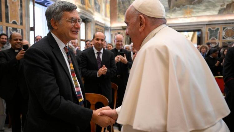 Francisco: comunicar con valentía los valores cristianos, dando voz a los excluidos Francisco: comunicar con valentía los valores cristianos, dando voz a los excluidos