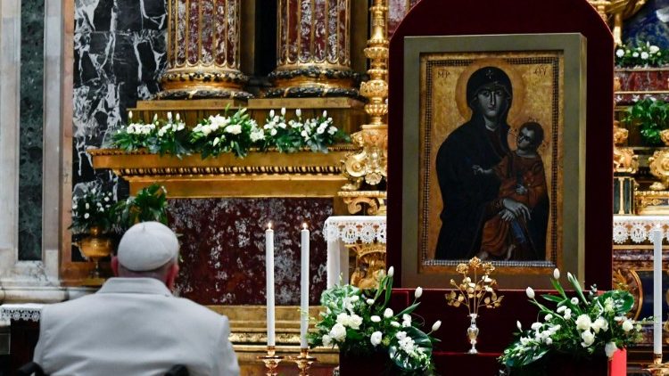 Francisco confía a la Virgen su viaje apostólico a Asia Francisco confía a la Virgen su viaje apostólico a Asia