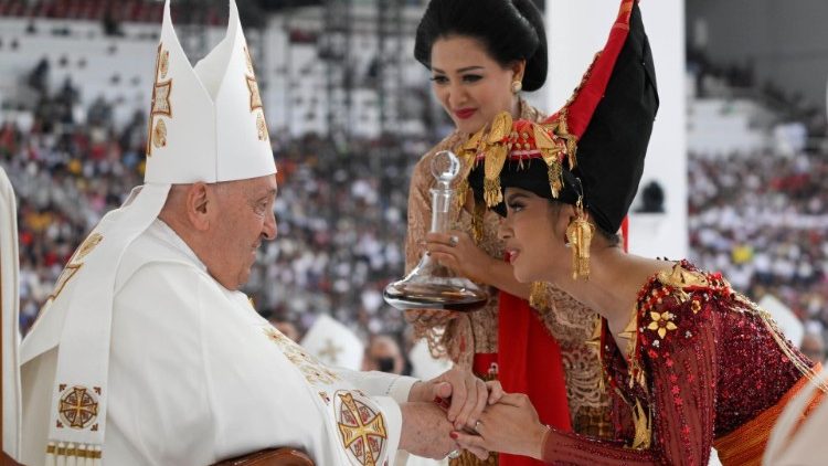 Francisco desafía a los católicos indonesios a 'soñar con la fraternidad' Francisco desafía a los católicos indonesios a 'soñar con la fraternidad'