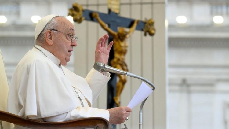 Francisco: el Espíritu Santo nos ayuda a rezar con el corazón Francisco: el Espíritu Santo nos ayuda a rezar con el corazón