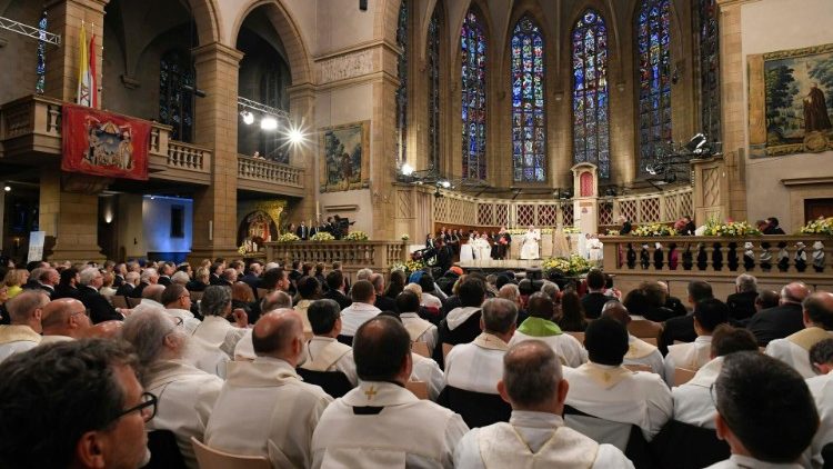 Francisco: El servicio, la misión y la alegría están en el corazón del Evangelio Francisco: El servicio, la misión y la alegría están en el corazón del Evangelio