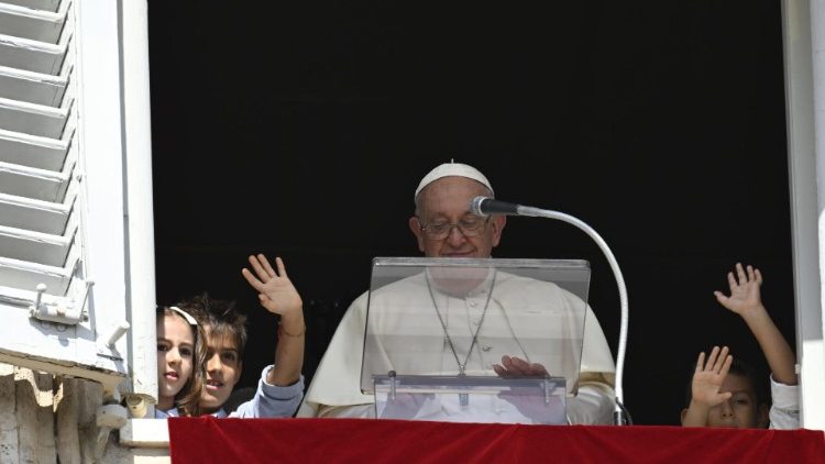 Francisco en el Ángelus: 'En la Iglesia se puede ser pecador, pero no un corrupto' Francisco en el Ángelus: 'En la Iglesia se puede ser pecador, pero no un corrupto'
