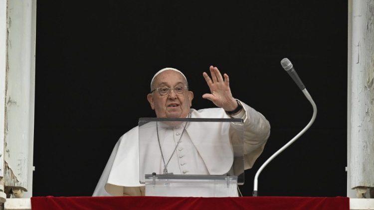 Francisco, en el Ángelus: 'Jesús siempre nos da abundancia' Francisco, en el Ángelus: 'Jesús siempre nos da abundancia'