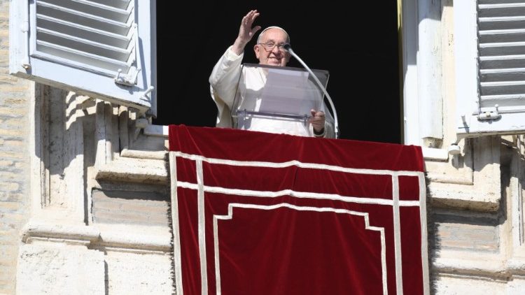 Francisco, en el Ángelus: 'La fuente de todo es el amor' Francisco, en el Ángelus: 'La fuente de todo es el amor'
