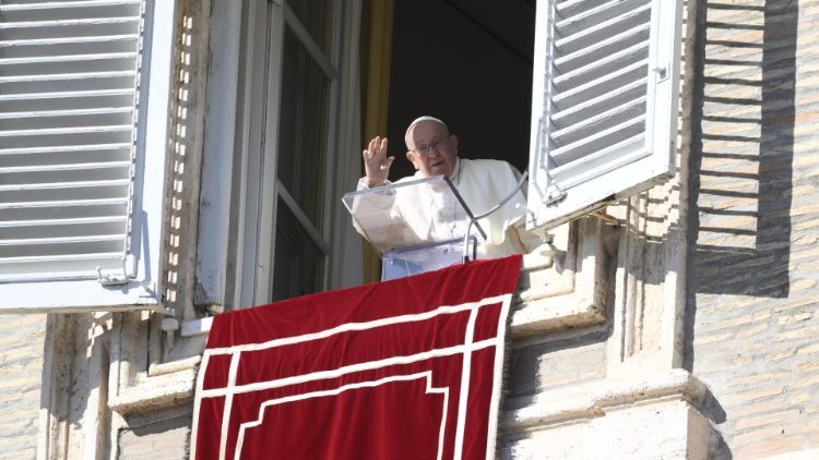 Francisco, en el Ángelus: 'Las bienaventuranzas, el camino hacia la santidad' Francisco, en el Ángelus: 'Las bienaventuranzas, el camino hacia la santidad'