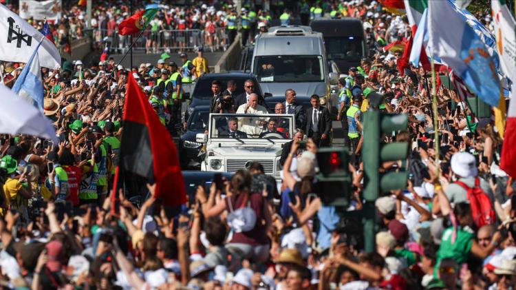 Francisco en el viacrucis de la JMJLisboa: 'Hay que correr el riesgo de amar' Francisco en el viacrucis de la JMJLisboa: 'Hay que correr el riesgo de amar'