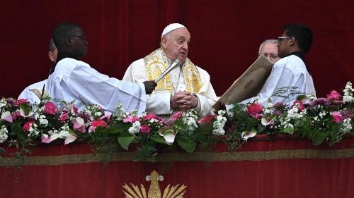 Francisco en la bendición urbi et orbi: 'La paz se construye abriendo los corazones'
