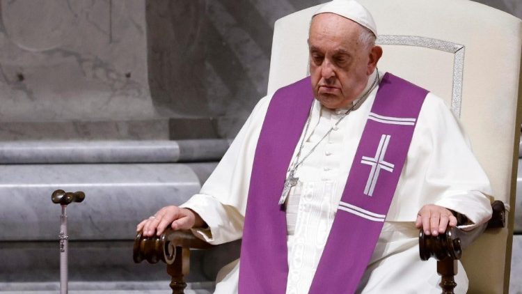 Francisco en la vigilia penitencial: somos mendigos de la misericordia de Dios Francisco en la vigilia penitencial: somos mendigos de la misericordia de Dios