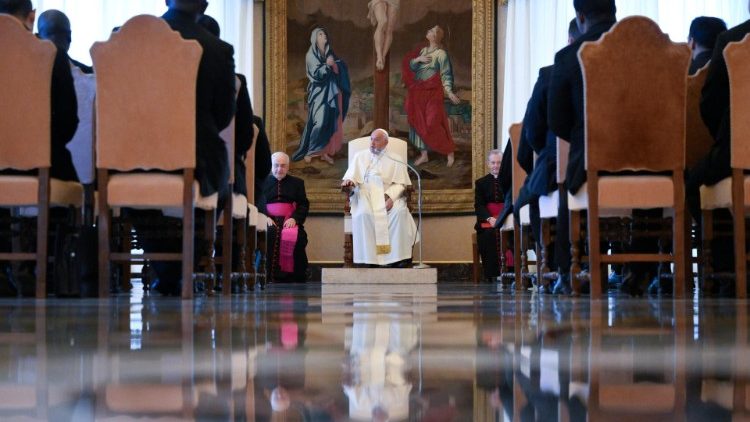 Francisco insta a fomentar el diálogo y defender a las víctimas de la guerra Francisco insta a fomentar el diálogo y defender a las víctimas de la guerra