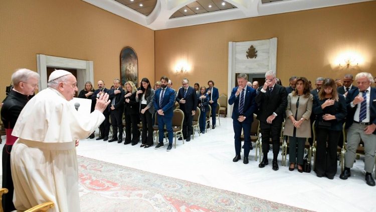 Francisco invitó a los cirujanos a 'ser custodios de la vida de los que sufren' Francisco invitó a los cirujanos a 'ser custodios de la vida de los que sufren'