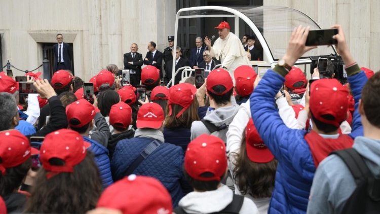 Francisco invitó a los jóvenes a rezarle a la Santísima Virgen Francisco invitó a los jóvenes a rezarle a la Santísima Virgen