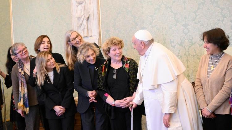 Francisco: 'Las mujeres sufren a menudo una falta de reconocimiento' Francisco: 'Las mujeres sufren a menudo una falta de reconocimiento'