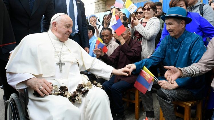 Francisco llegó a Mongolia para alentar a la pequeña comunidad católica Francisco llegó a Mongolia para alentar a la pequeña comunidad católica