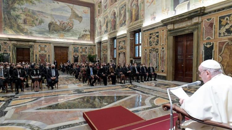 Francisco: los impuestos, si son justos, protegen a los pobres y a los últimos Francisco: los impuestos, si son justos, protegen a los pobres y a los últimos