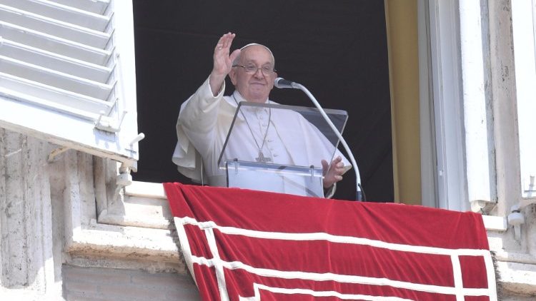 Francisco: 'María es una hermana con las sandalias gastadas' Francisco: 'María es una hermana con las sandalias gastadas'