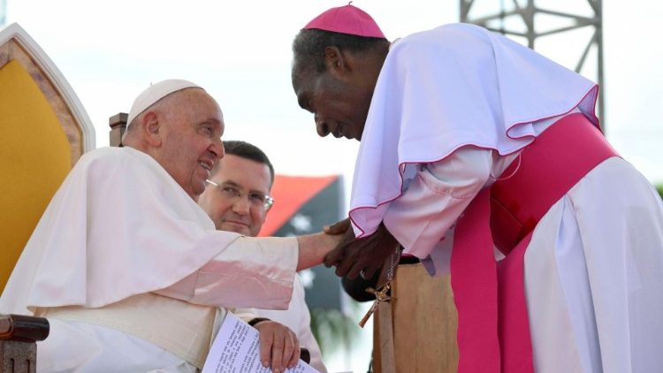 Francisco pasó por la aldea en la selva de Vanimo para alentar a los misioneros Francisco pasó por la aldea en la selva de Vanimo para alentar a los misioneros