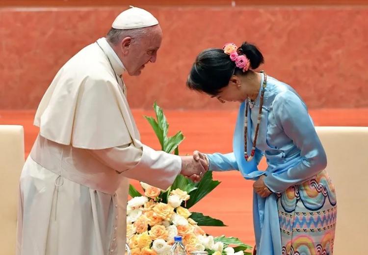 Francisco: 'Pedí la liberación de Aung San Suu Kyi y le ofrecí asilo en el Vaticano' Francisco: 'Pedí la liberación de Aung San Suu Kyi y le ofrecí asilo en el Vaticano'
