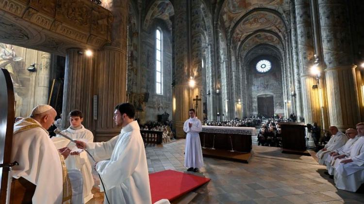Francisco pide a los jóvenes no desperdiciar sus vidas tras comodidades y modas Francisco pide a los jóvenes no desperdiciar sus vidas tras comodidades y modas