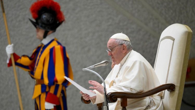 Francisco pidió estar atentos y vigilantes ante el diablo "disfrazado de ángel"