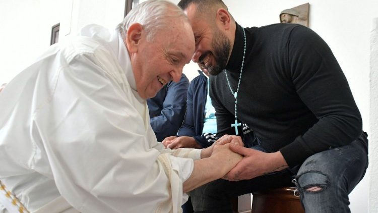Francisco pide un "gesto de clemencia" para los presos por Navidad Francisco pide un "gesto de clemencia" para los presos por Navidad