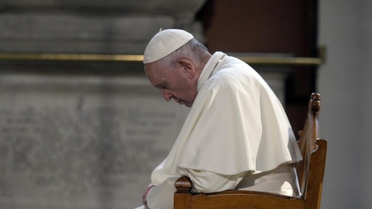 Francisco, 'profundamente entristecido' por el tiroteo en Praga Francisco, 'profundamente entristecido' por el tiroteo en Praga