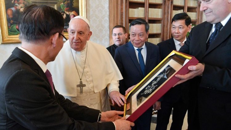 Francisco recibe a una delegación política de Vietnam y dice que desea visitar el país Francisco recibe a una delegación política de Vietnam y dice que desea visitar el país