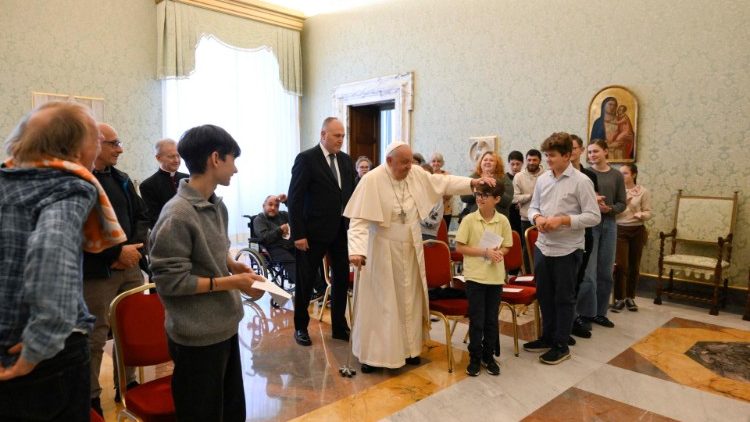 Francisco recordó que la ayuda también puede ser una mirada fraterna o una escucha sincera Francisco recordó que la ayuda también puede ser una mirada fraterna o una escucha sincera