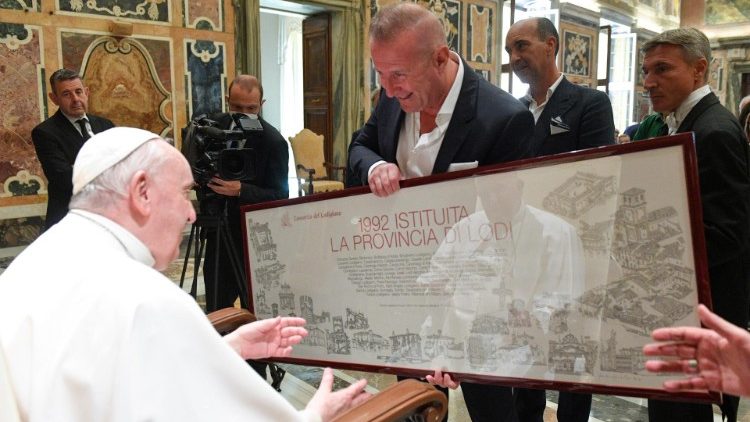 Francisco recuerda el "vínculo bautismal" con la diócesis de Lodi Francisco recuerda el "vínculo bautismal" con la diócesis de Lodi