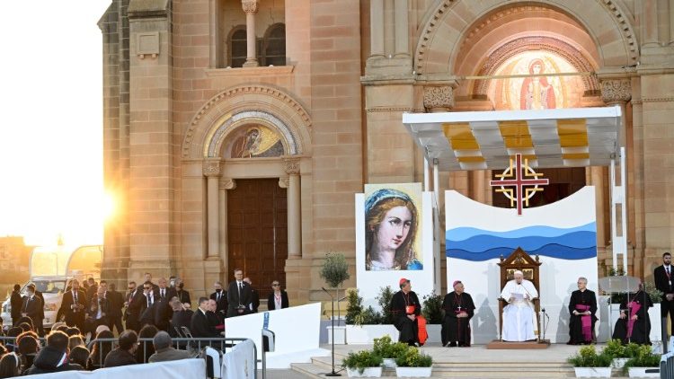 Francisco reza en Ta' Pinu: "Renovar la fe es volver a la Iglesia de los orígenes" Francisco reza en Ta' Pinu: "Renovar la fe es volver a la Iglesia de los orígenes"