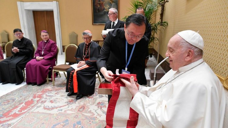 Francisco reza por la unidad de los cristianos con una delegación de Hong Kong Francisco reza por la unidad de los cristianos con una delegación de Hong Kong