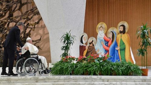 Francisco reza por las víctimas de la guerra y la violencia