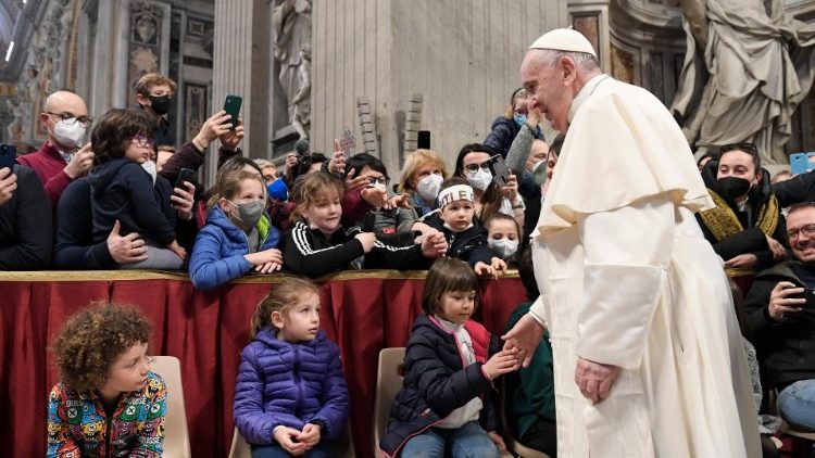 Francisco rezó por niños y jóvenes ucranianos, "víctimas de nuestra soberbia de adultos"