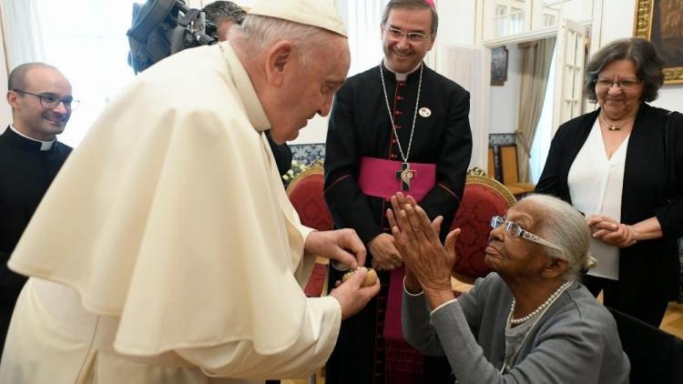 Francisco saludó a una anciana de 106 años y a una joven aquejada por una enfermedad Francisco saludó a una anciana de 106 años y a una joven aquejada por una enfermedad