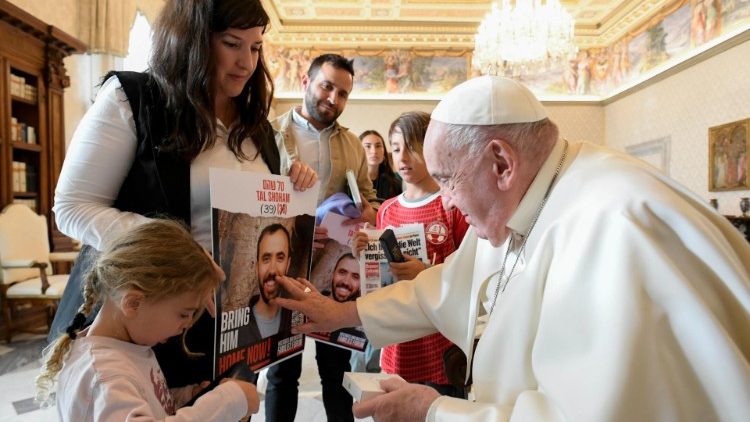 Francisco se reunió con rehenes israelíes liberados y familiares Francisco se reunió con rehenes israelíes liberados y familiares