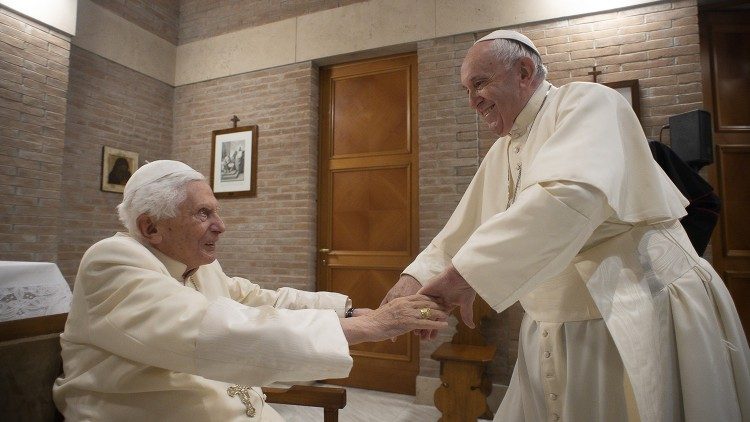 Francisco visita a Benedicto XVI por sus 95 años: conversación afectuosa y oración Francisco visita a Benedicto XVI por sus 95 años: conversación afectuosa y oración