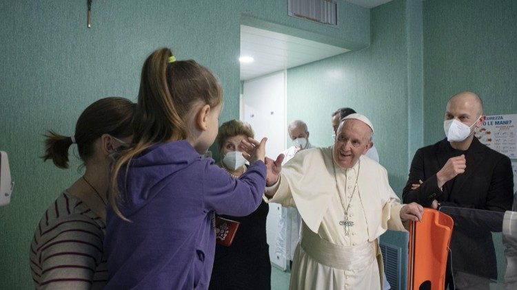 Francisco visita a los niños ucranianos hospitalizados en el Bambino Gesù