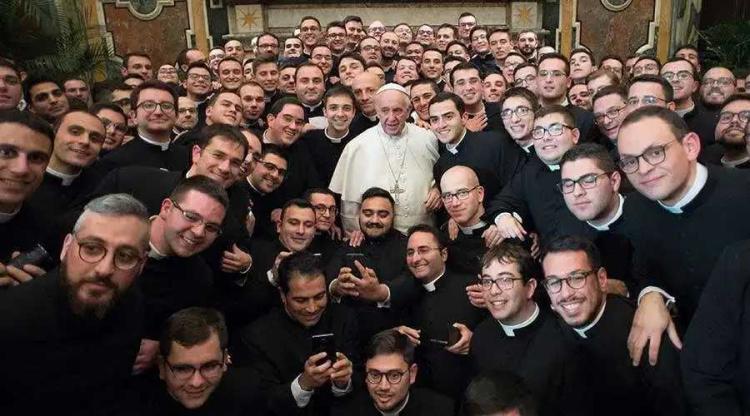 Francisco y las vocaciones: "Llamados a construir la familia humana" Francisco y las vocaciones: "Llamados a construir la familia humana"