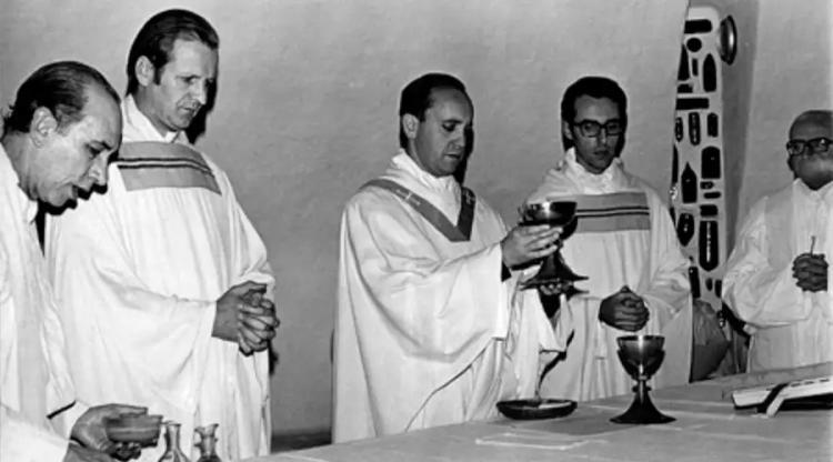 Fuerte "abrazo" de los obispos argentinos al Papa por su aniversario sacerdotal Fuerte "abrazo" de los obispos argentinos al Papa por su aniversario sacerdotal