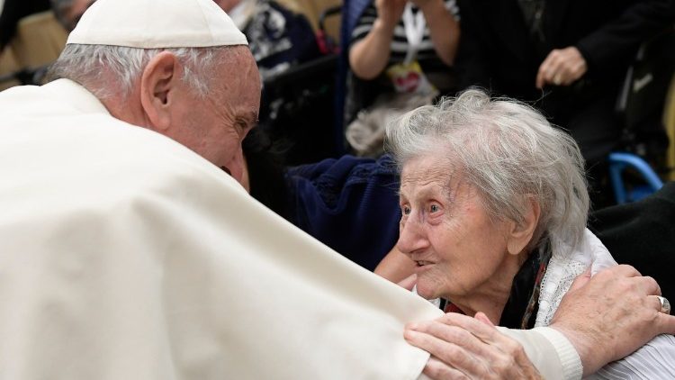 'Honrar a los abuelos y nunca abandonarlos', exhortó el Papa 'Honrar a los abuelos y nunca abandonarlos', exhortó el Papa