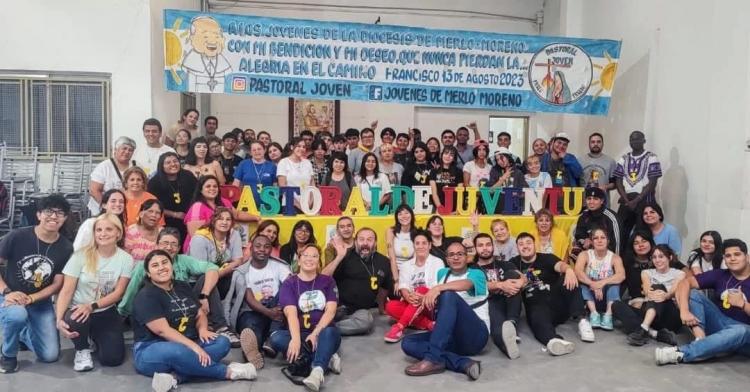 Merlo-Moreno: Mons. Chaparro anima a los jóvenes a 'seguir haciendo lío' Merlo-Moreno: Mons. Chaparro anima a los jóvenes a 'seguir haciendo lío'