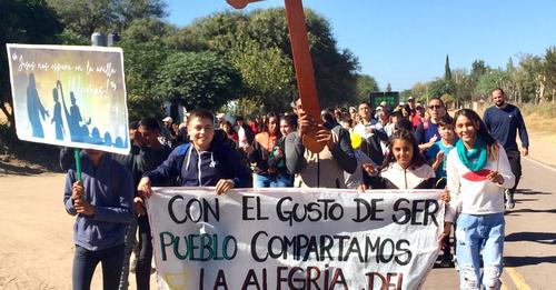 Jóvenes de Cruz del Eje peregrinaron con la Virgen de Luján hacia Media Naranja Jóvenes de Cruz del Eje peregrinaron con la Virgen de Luján hacia Media Naranja