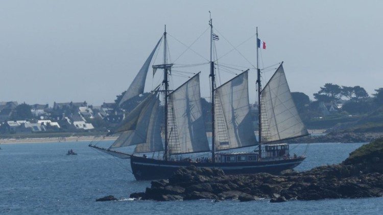 Jóvenes peregrinos navegan por el Mediterráneo para llevar el mensaje de paz del Papa Jóvenes peregrinos navegan por el Mediterráneo para llevar el mensaje de paz del Papa