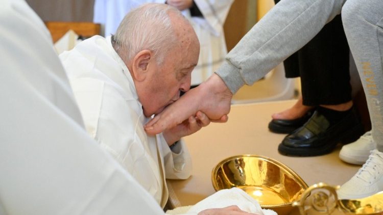 Jueves Santo: el Papa celebró la Misa y lavó los pies a doce reclusas en la prisión de Roma Jueves Santo: el Papa celebró la Misa y lavó los pies a doce reclusas en la prisión de Roma