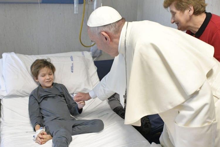El Papa: La atención al enfermo "no se puede diseccionar", debe ser integral El Papa: La atención al enfermo "no se puede diseccionar", debe ser integral