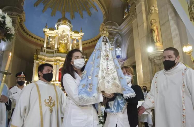 La "bajada" de la imagen abre las fiestas en honor de la Virgen del Valle La "bajada" de la imagen abre las fiestas en honor de la Virgen del Valle
