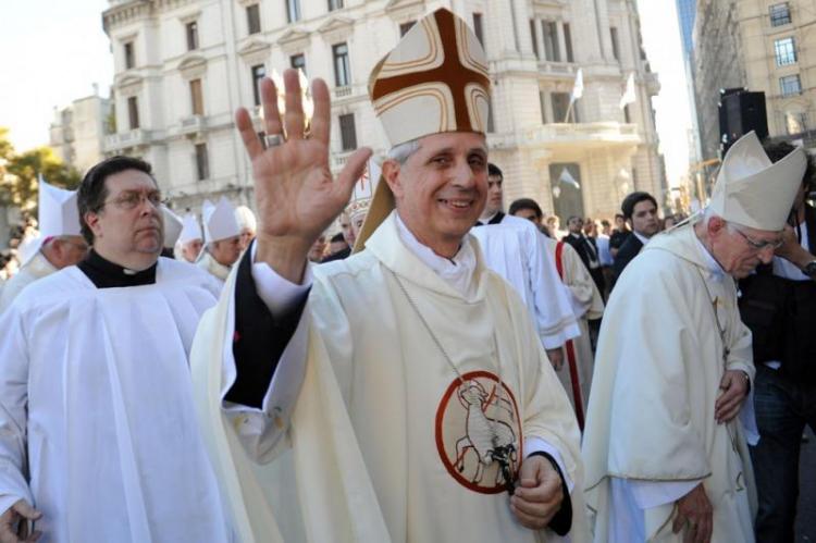 La comunidad porteña despide al cardenal Poli en la celebración del Corpus La comunidad porteña despide al cardenal Poli en la celebración del Corpus