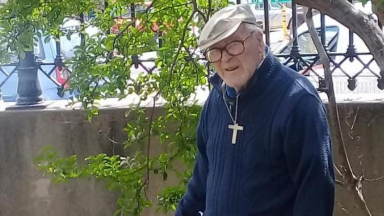 La comunidad venadense dio el último adiós al presbítero Luis Santiago Ruiz La comunidad venadense dio el último adiós al presbítero Luis Santiago Ruiz