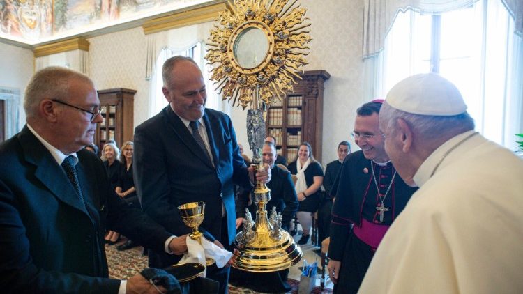 La Eucaristía es la respuesta de Dios al hambre más profunda del corazón humano La Eucaristía es la respuesta de Dios al hambre más profunda del corazón humano